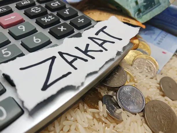 Online Zakat calculator interface showing fields for gold, cash, salary, and investments to calculate 2.5% Zakat.
